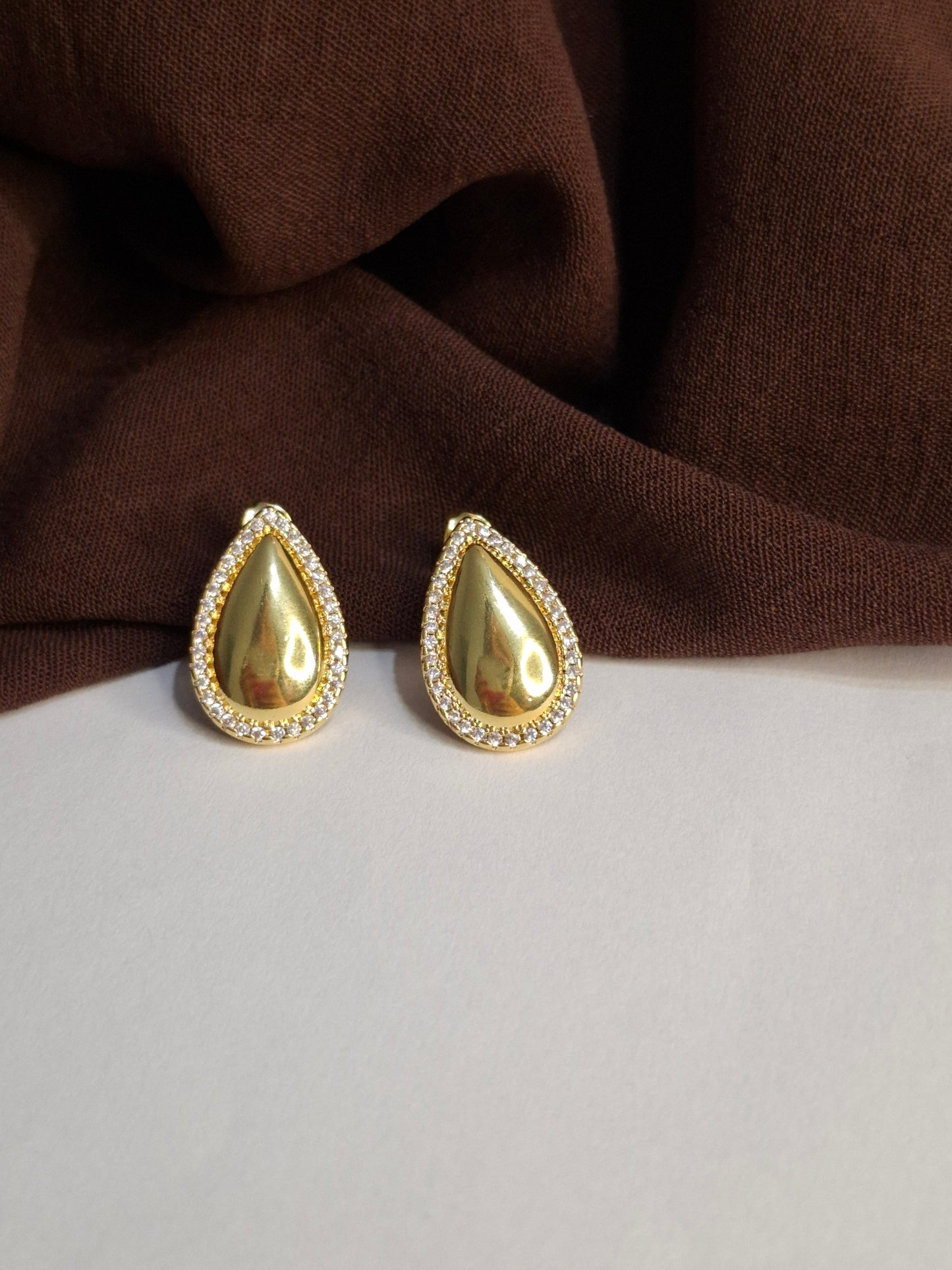 Brinco Gota com Borda Cravejada