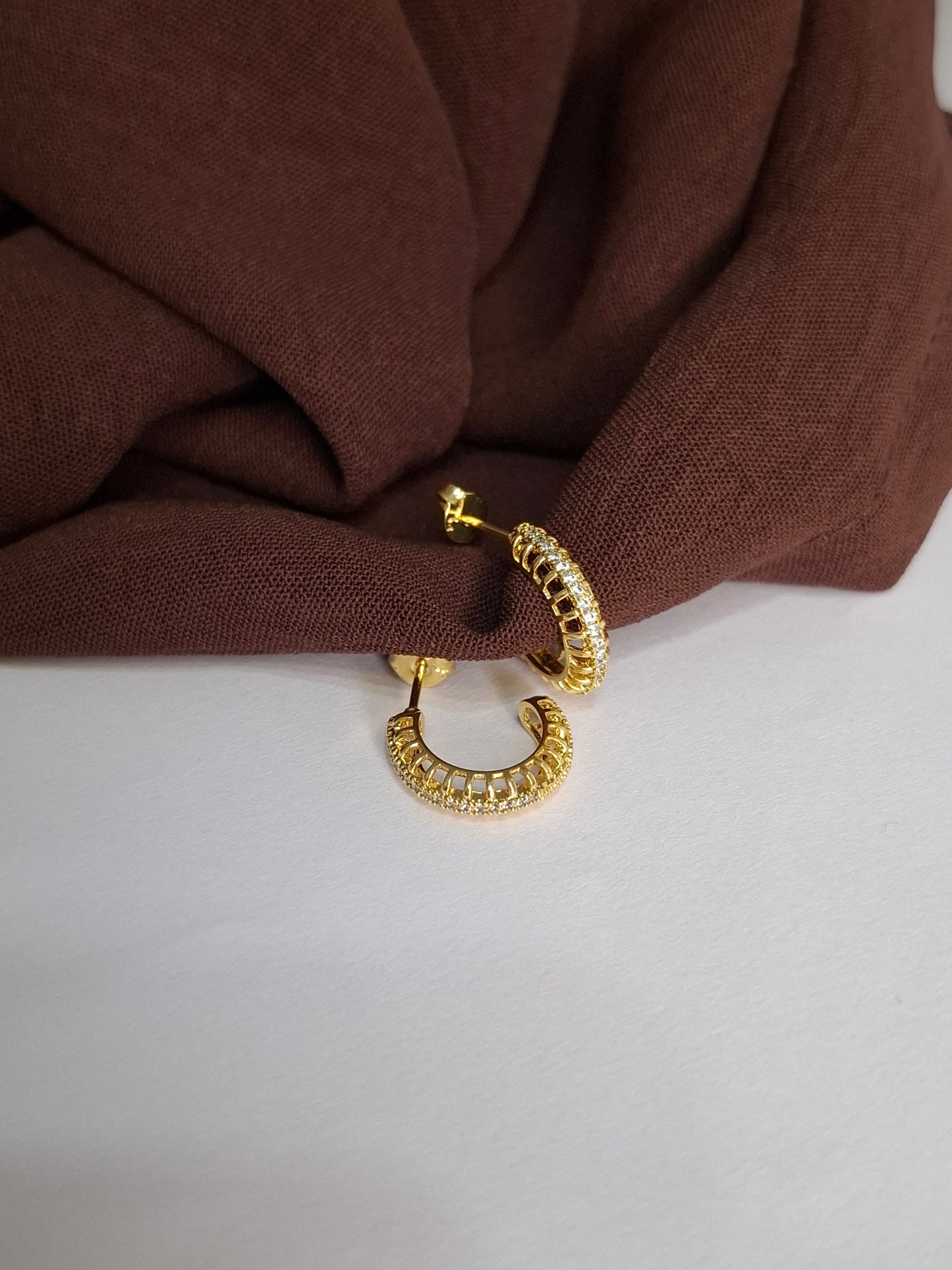 Brinco Argola Fios com Fileira Cravejada G