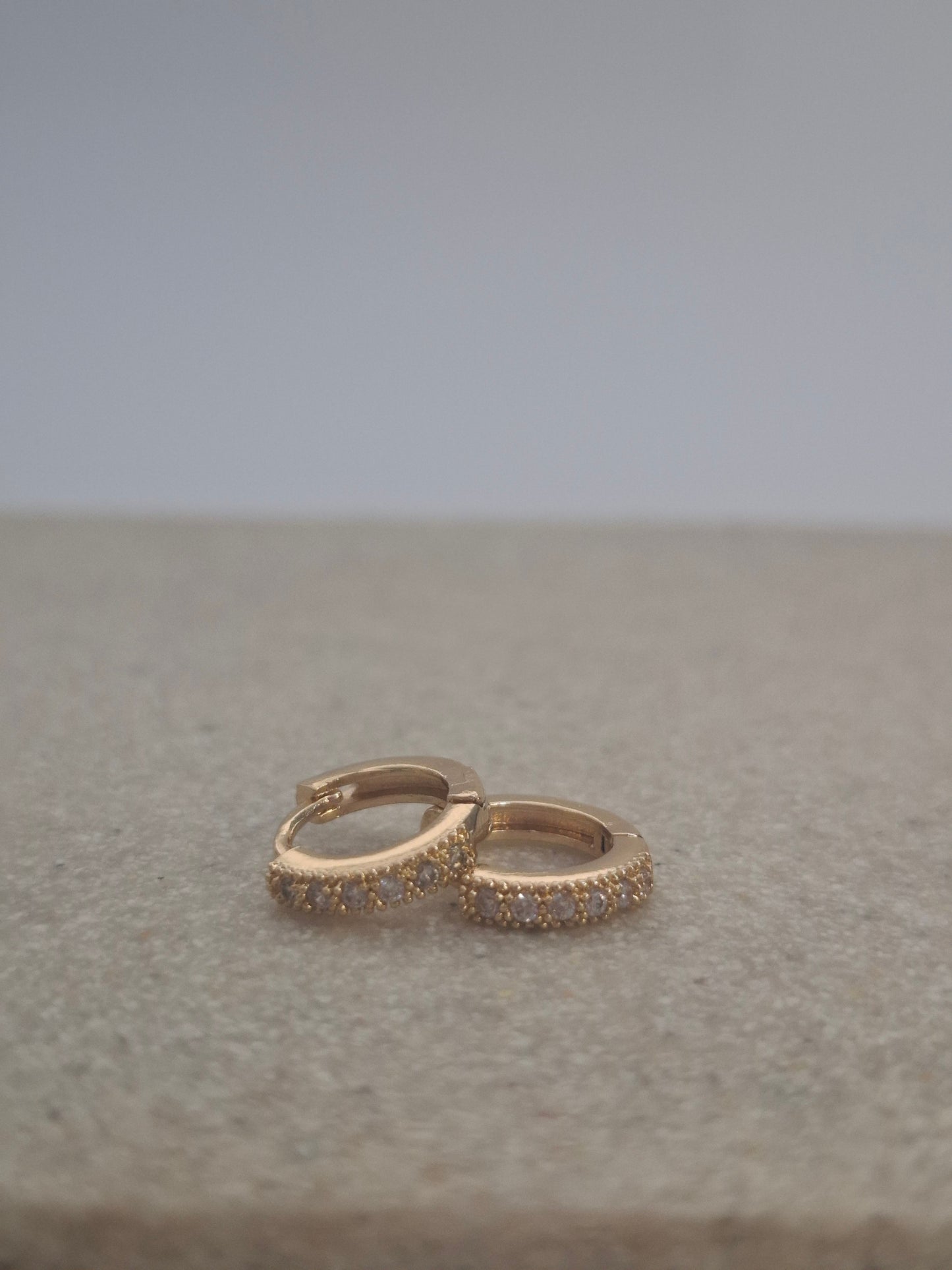 Argola Lisa e Cravejada P