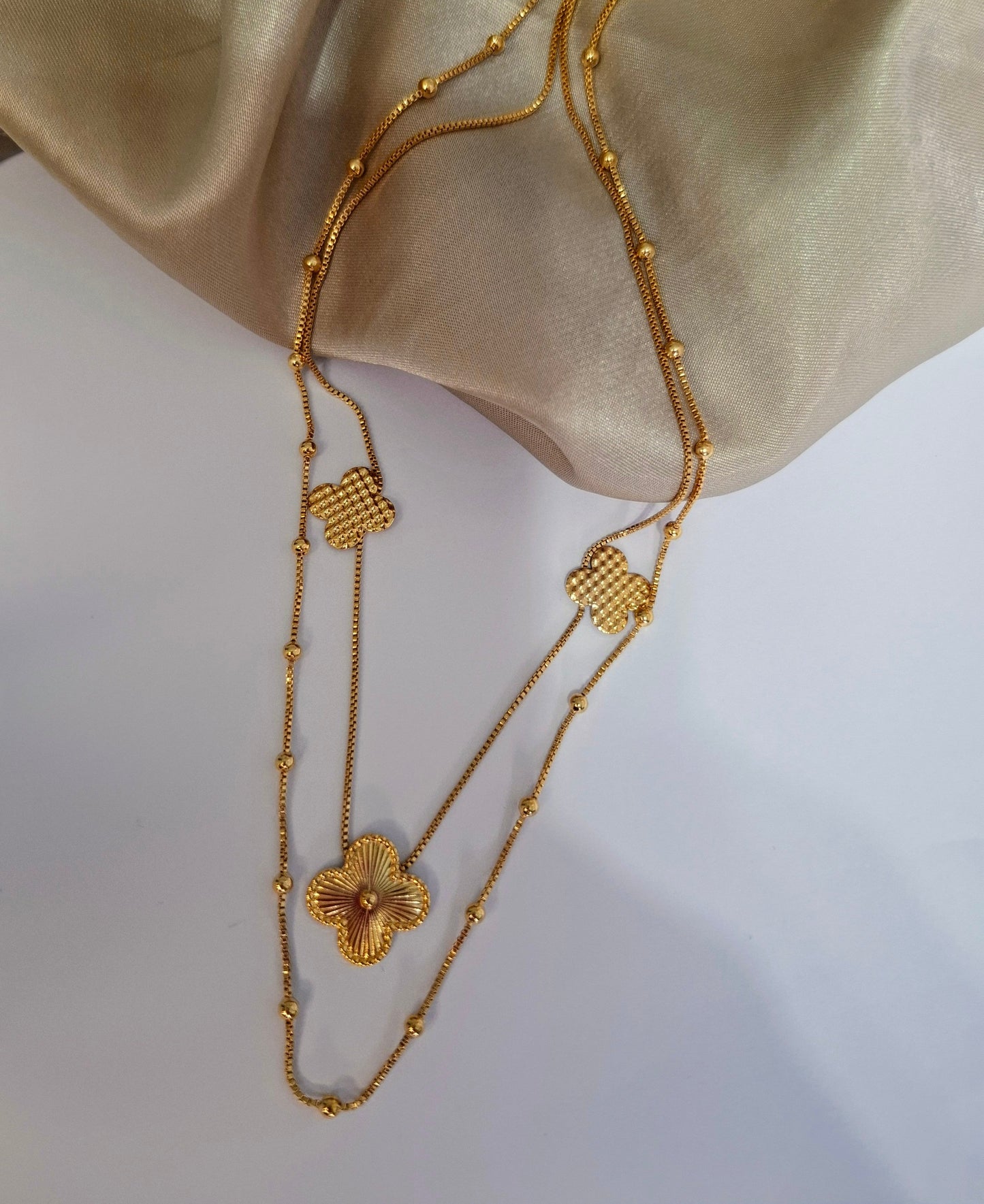 Colar Trevo com Esferas